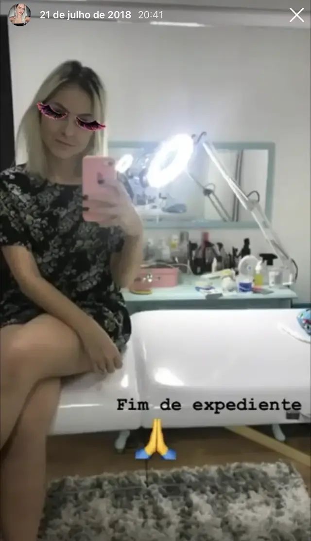 Roberta em 2018, atendendo no quarto depois do expediente